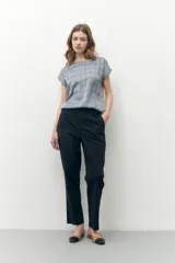 Pantalón de vestir azul marino, de corte slim, con bolsillos laterales y traseros.