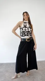 Pantalón tipo palazzo de lino color negro, con cintura elástica y bolsillos laterales.