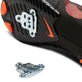 Championes Nike SuperRep Cycle para spinning, color negro con detalles en rojo y plateado. Cuentan con correas ajustables con velcro y suela compatible con tapones para pedales de spinning.