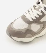 Championes deportivos Renner con capellada de material sintético y detalles en gamuza sintética. Presentan un diseño con recortes superpuestos, cierre de cordones, entresuela volumosa y suela de goma.