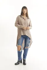 Camisa color beige de manga larga con cuello clásico, cierre frontal con botones y bajo irregular.