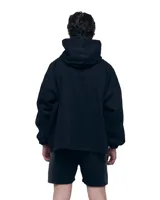 Canguro oversize de denim negro con capucha, cuello alto con cierre metálico, puños elásticos y bolsillo frontal tipo canguro.