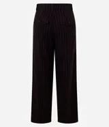 Pantalón de vestir de polivelour marrón con finas rayas verticales blancas, de corte recto y cintura alta, con cierre tradicional, pliegues y bolsillos.