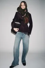 Blazer Zara de pana color bordó, con cuello solapa de muescas, cierre frontal con dos botones, bolsillos delanteros con solapa y forro interior.