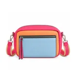 Bandolera compacta con diseño colorblock en tonos fucsia, naranja y celeste. Cuenta con compartimento principal con cierre, bolsillo frontal con cremallera y tira cierres colgantes. Incluye correa ajustable de cincha.