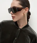 Campera bomber de terciopelo color verde oscuro, con cuello redondo, cierre frontal con botones metálicos, bolsillos laterales y mangas largas con puños elásticos.