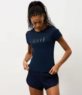Remera deportiva de manga corta y cuello redondo, confeccionada en tejido técnico de poliamida. Presenta un diseño ajustado con la palabra 'MOVE' aplicada en el frente.