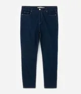 Pantalón de jean skinny azul oscuro, con bolsillos delanteros y traseros, trabillas en la cintura y ajuste elástico interior.