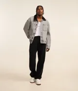 Pantalón baggy de jean color negro, de corte ancho y holgado, con cierre de botón y cremallera, bolsillos frontales y traseros. Marca Blue Steel.