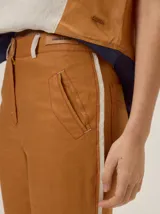 Pantalón de lino color beige, de corte recto y elegante, con bolsillos laterales.