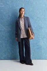 Blazer de corte recto y silueta relajada, de color tostado, con solapas clásicas y bolsillos con solapa en los laterales.