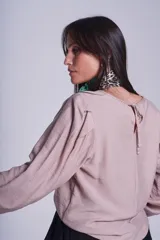 Blusa negra de mangas largas abullonadas y cuello redondo.