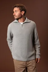 Sweater verde oscuro de punto con cuello alto y cierre de cremallera parcial. Tejido de canalé vertical.