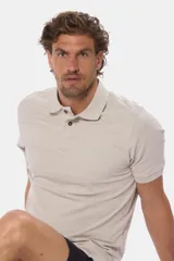 Remera polo de piqué, color azul, de manga corta con cuello en Rib y botones personalizados.