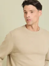 Sweater azul de tejido de punto con cuello redondo y logo bordado en el pecho.