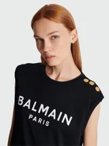 Remera negra de algodón con estampado del logo Balmain Paris en blanco. Corte clásico y cuello redondo.