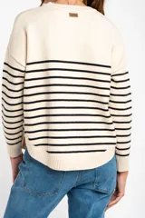 Sweater de punto con diseño a rayas horizontales negras sobre base color crema, cuello redondo, mangas largas y puños acanalados.