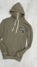 Canguro rústico color verde grisáceo con capucha y cordones blancos. Estampado en el pecho con las letras 'DX' en blanco y negro.