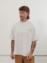 Remera gris jaspeado de algodón con corte boxy fit y bordado de olas verdes en el pecho.