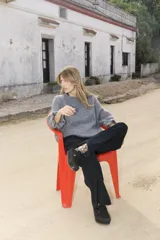 Sweater de tejido de punto color tostado, con cuello redondo, mangas largas abullonadas y puños ajustados.