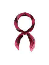 Pañuelo de seda estampado en tonos fucsia, bordó y verde oscuro, con diseño abstracto.