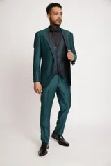 Traje de tres piezas color bronce con acabado satinado, compuesto por saco entallado, pantalón de vestir y chaleco con solapas estampadas en tonos grisáceos. Incluye moño a juego.