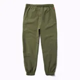 Pantalón jogging color verde oliva confeccionado en nylon reciclado con tecnología DWR (Durable Water Resistance). Cuenta con cintura y puños elásticos, cordón de ajuste naranja, dos bolsillos laterales abiertos y un bolsillo con cierre en la parte superior.