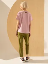 Pantalón babucha color verde oliva, tiro alto, largo arriba del tobillo, con cintura elástica ajustable con cordón y bolsillos laterales.