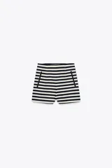 Bermuda de tiro alto con estampado de rayas horizontales en blanco y azul marino. Tiene bolsillos delanteros de vivo y cierre lateral con cremallera oculta en la costura.