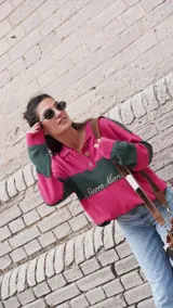 Sweater de punto con cuello polo y botones, a rayas horizontales color marrón y beige.