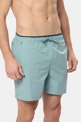 Short de baño celeste liso, con cintura elástica, cordón ajustable, dos bolsillos laterales y suspensor de malla fina.