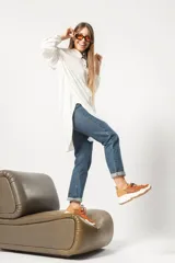 Zapatillas urbanas color óxido, con cordones marrones, suela gruesa blanca y detalles en cuero texturizado.