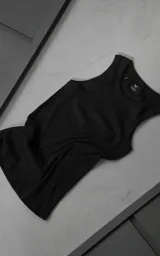 Musculosa básica negra de corte slim-fit confeccionada en tela morley de algodón con diseño sin género.