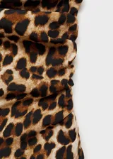Vestido largo de viscosa con estampado animal print, diseño entallado y escote asimétrico con tirante ancho.