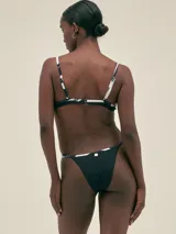 Bikini negro con tiras finas regulables y cobertura media.