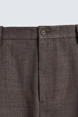 Pantalón straight fit color negro confeccionado en tejido con lana, con detalle de pliegues en el delantero, bolsillos frontales y traseros, y cierre frontal con cremallera y botón.