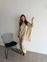 Pantalón de lanilla color negro, de corte recto y tiro alto, con diseño holgado y fluido.