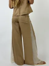 Pantalón de lino color beige con detalle de red en los laterales.