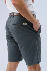 Bermuda clásica de gabardina color beige, con bolsillos traseros ojal con botón y etiqueta de la marca Legacy.