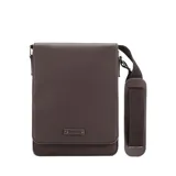 Morral marrón de simil cuero con correa de algodón ajustable, tapa con broches imán, bolsillo trasero y bolsillo interior.