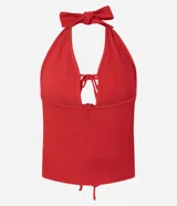 Vestido midi rojo, con textura plisada o arrugada, escote halter en V y detalle de amarras ajustables en el centro del busto que generan una abertura frontal. La falda presenta un fruncido lateral y una abertura alta.