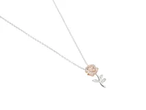 Collar de plata 925 con dije de rosa, inspirado en "La Bella y la Bestia". La flor tiene baño de oro rosado y está adornada con circonias, mientras que el tallo y las hojas son de plata con circonias.