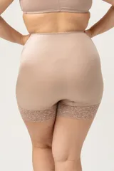 Calza corta modeladora color piel, confeccionada en lycra con terminación en puntilla en la pierna con efecto antideslizante.