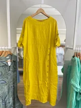 Vestido largo oversize de lino color verde lima, con mangas 3/4 y botones decorativos.