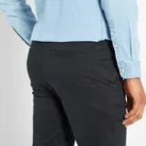 Pantalón chino negro de corte slim.