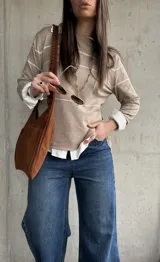 Sweater Bali de tejido liviano, color beige, con diseño de rayas horizontales en contraste y cuello redondo.