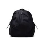 Mochila negra de tela impermeable con cierre superior y bolsillo frontal con cierre vertical. Tiene dos bolsillos laterales abiertos y correas acolchadas ajustables.
