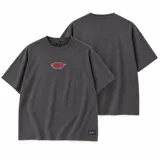 Remera gris oscuro de corte oversize y mangas cortas, con estampa frontal pequeña estilo ovalado con la palabra 'SKATE' en rojo.