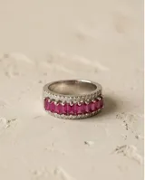 Anillo de plata con hilera central de rubíes rectangulares en corte baguette y detalles de piedras pequeñas engastadas en los bordes.