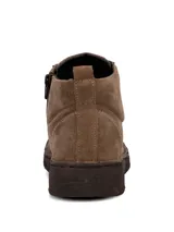 Bota baja de gamuza marrón, con cordones oscuros y suela de poliuretano a tono.